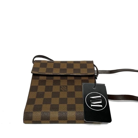 LOUIS VUITTON • DAMIER POUCH